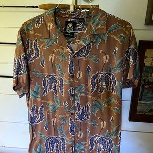 men’s size large L camp collar Hawaiian style lounge shirt.